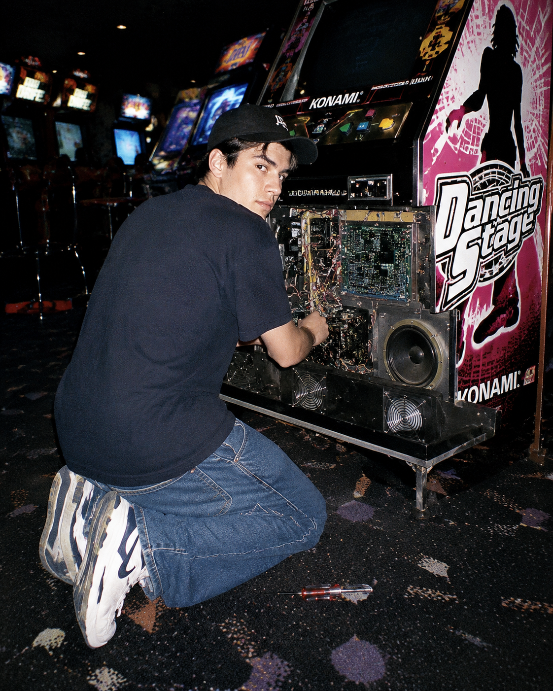 Vintage Arcade Repair Flash Photography - 墨图 AI 生成