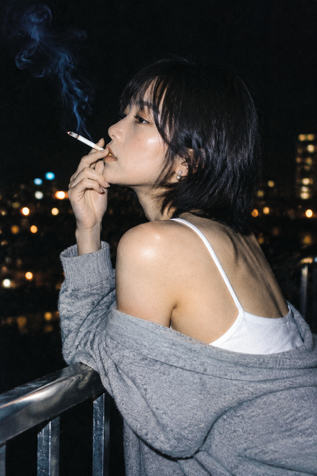 电影感夜间女性肖像摄影 - 墨图 AI 生成