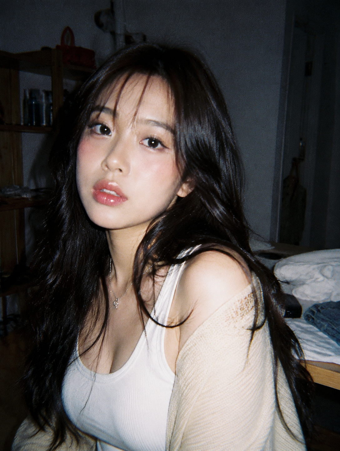 Vintage 35mm Flash Portrait - 墨图 AI 生成