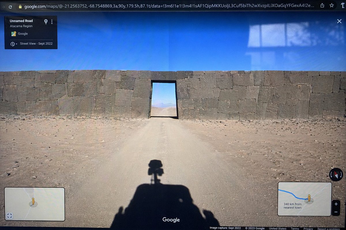 Google Street View 异常景观屏幕照片 - AI 生成效果图