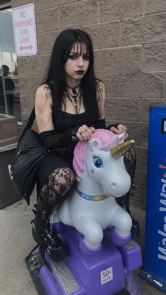 Goth Girl on Unicorn Ride - AI 生成效果图