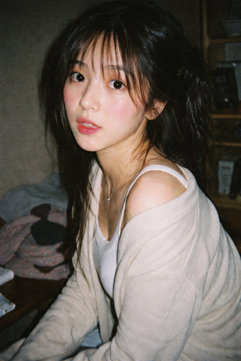 Vintage 35mm Flash Portrait - AI 生成效果图