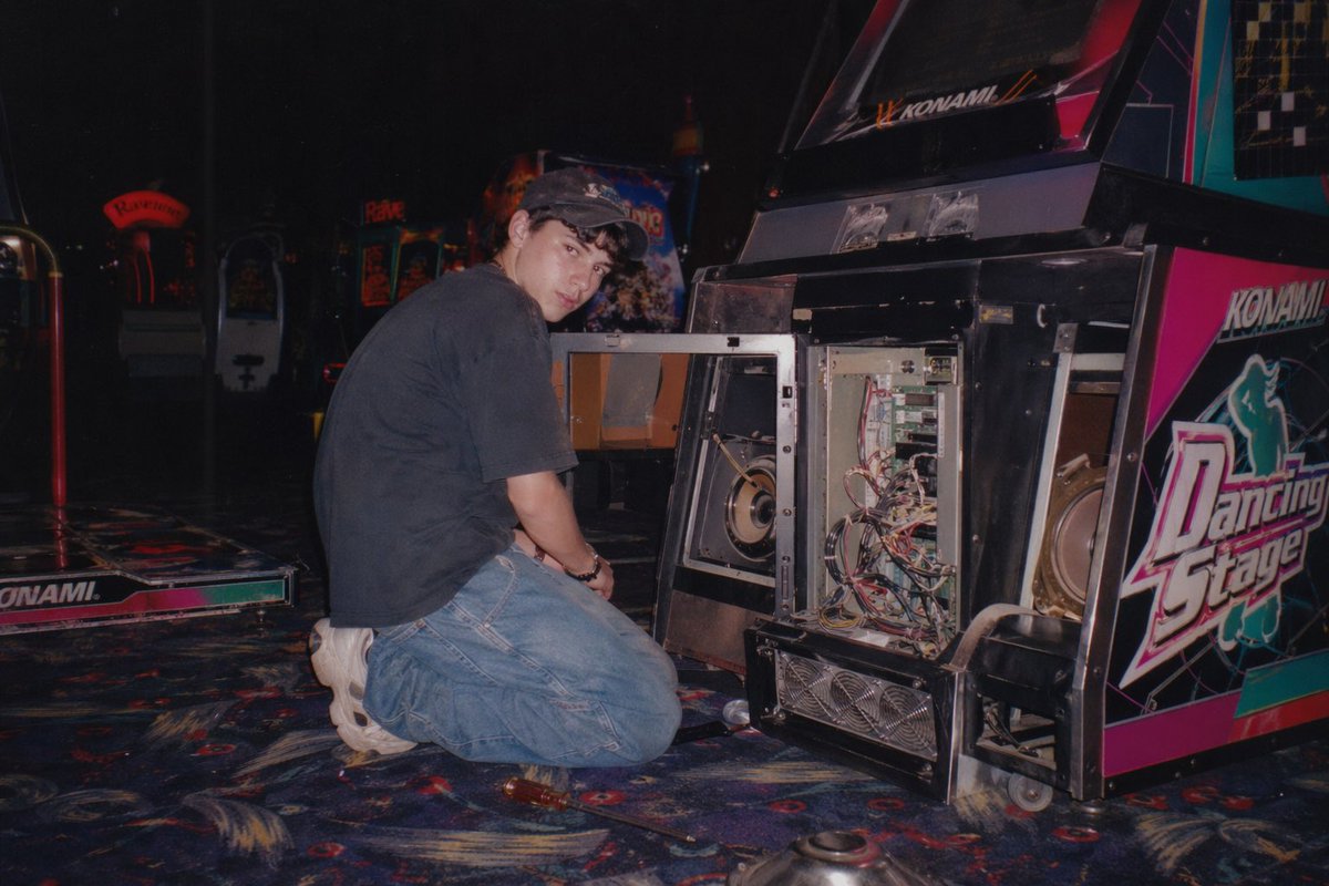 Vintage Arcade Repair Flash Photography - AI 生成效果图